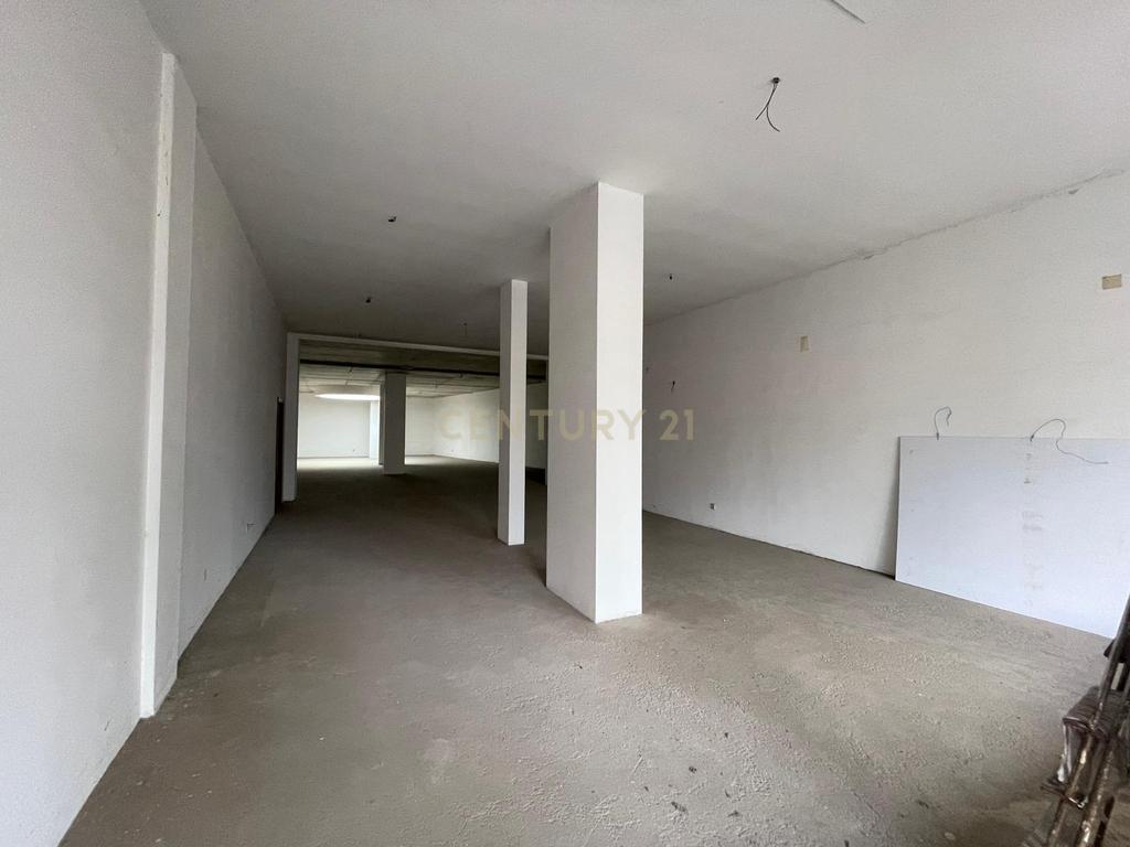 Loja com 2 lugares de garagem no centro da Maia - Image 7