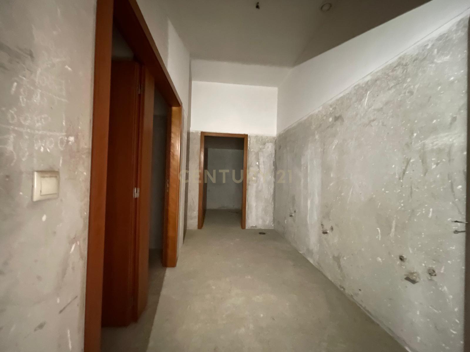 Loja com 2 lugares de garagem no centro da Maia - Image 11