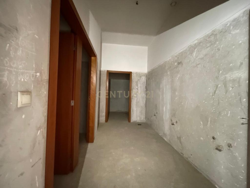 Loja com 2 lugares de garagem no centro da Maia - Image 11