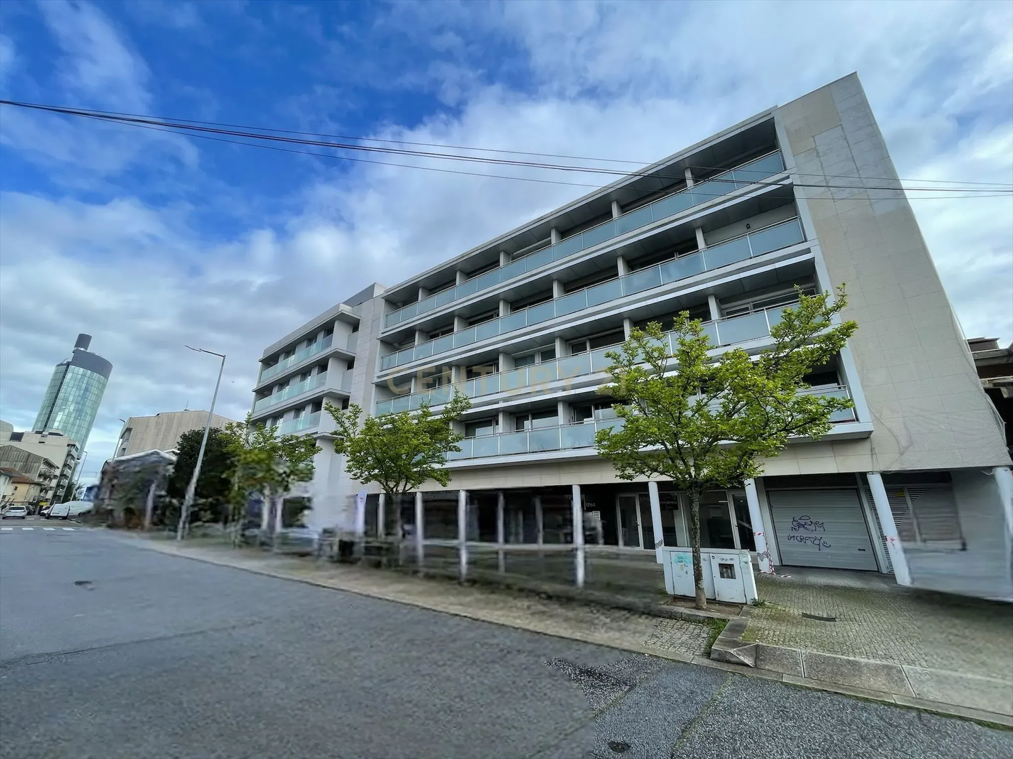 Loja com 2 lugares de garagem no centro da Maia - Image 1