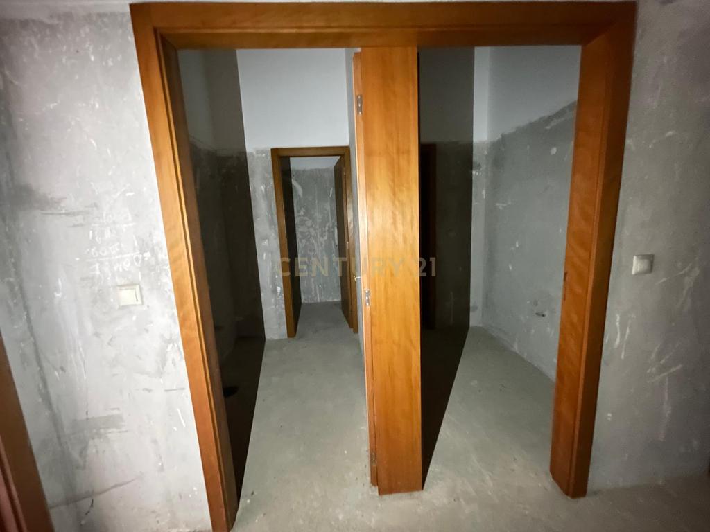 Loja com 2 lugares de garagem no centro da Maia - Image 13