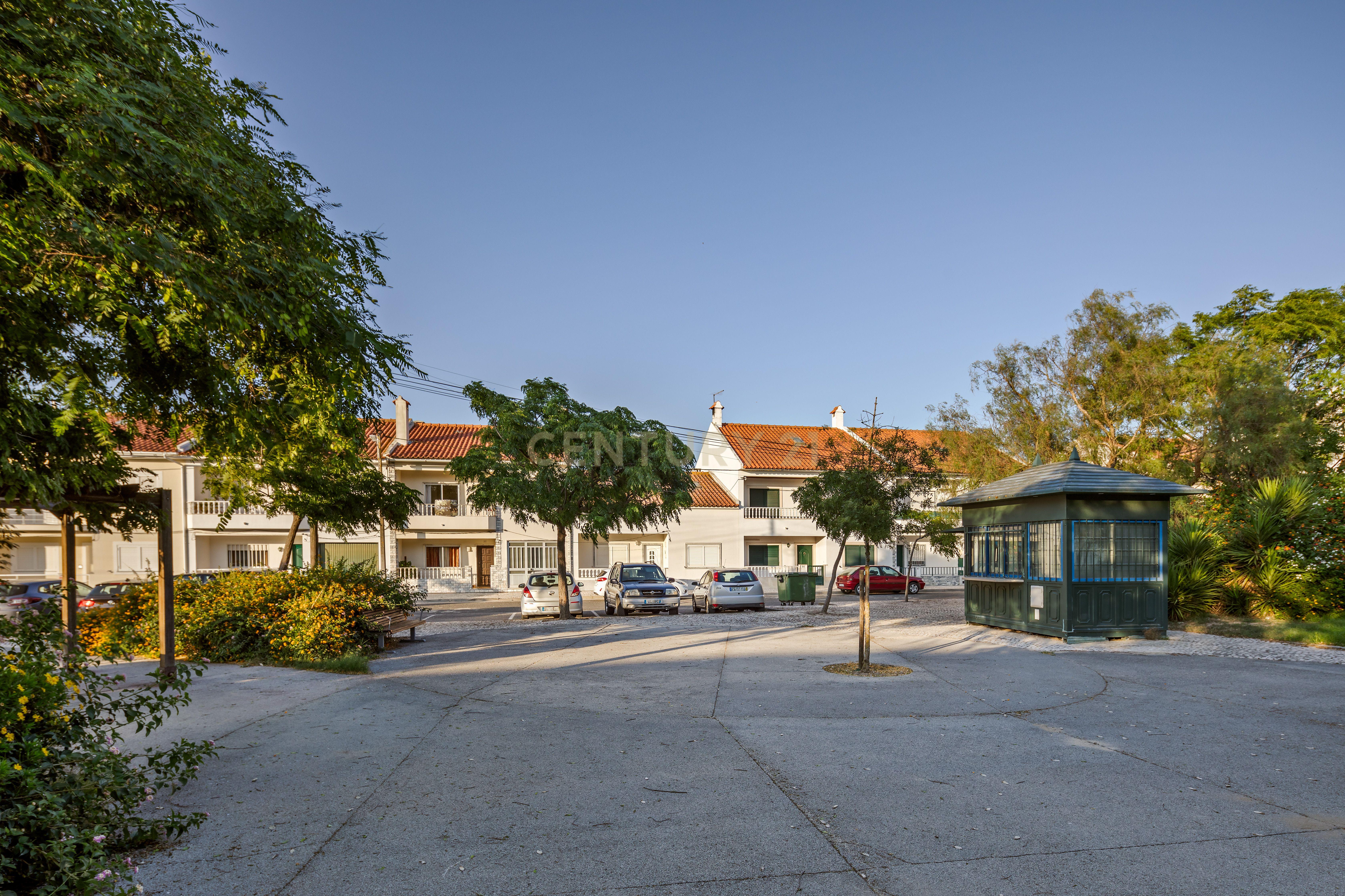 Casa Isolada em Samora Correia com Jardim e Garagem - Image 6