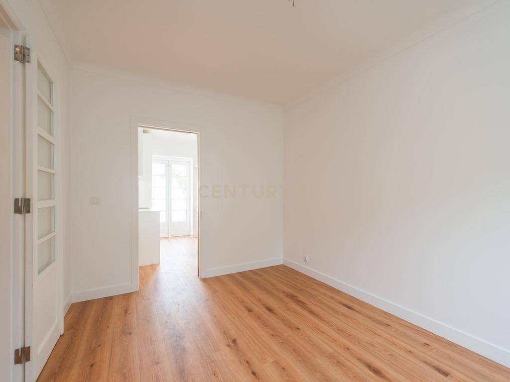 Moradia T3 + 1 Renovada com Jardim e Piscina em Penha de França, Lisboa - Image 22