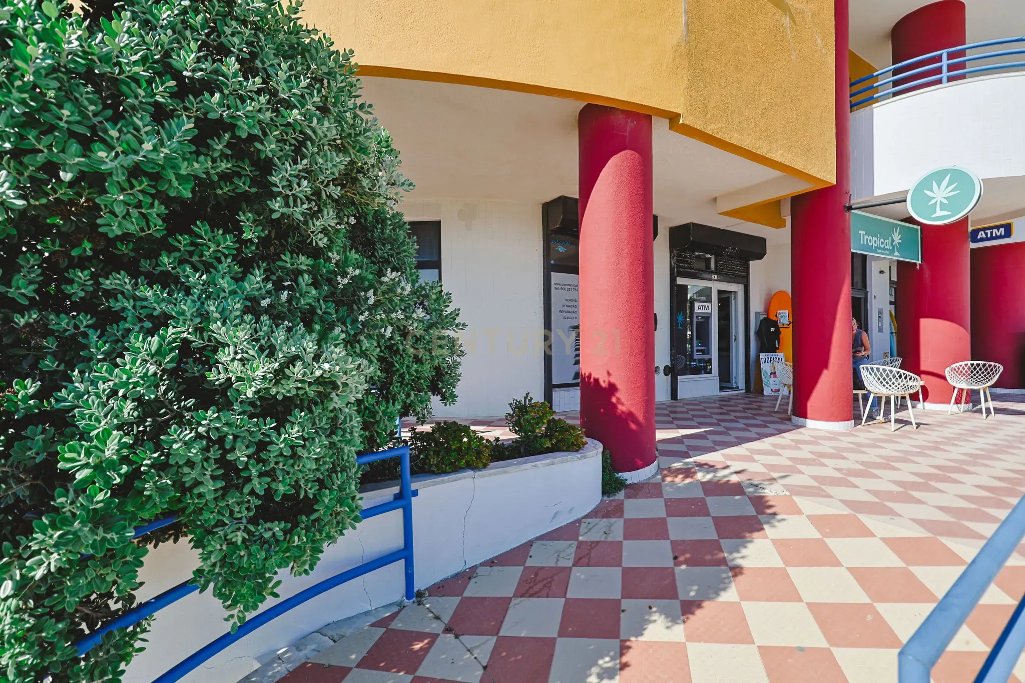 Fotografia 5 de Espaço comercial à venda em zona premium com várias montras, junto à praia