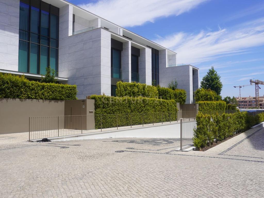 Moradia T3+1 em Cascais com Piscina Privada, Varandas e Jardim - Image 22