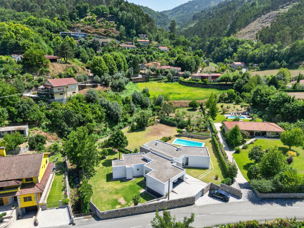 Moradia T4 Térrea de Sonho com Piscina, Campo de Futebol - Image 19