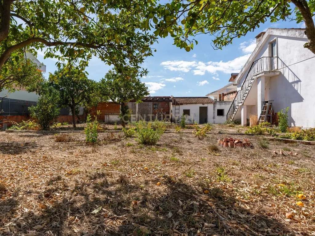 Moradia Isolada com Terreno de 1041 m² – Um Mundo de Possibilidades! - Image 82