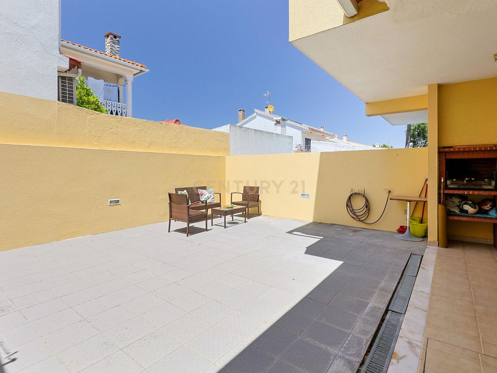 Moradia T3 com garagem e espaços exteriores nos Foros de Amora, Seixal - Image 26