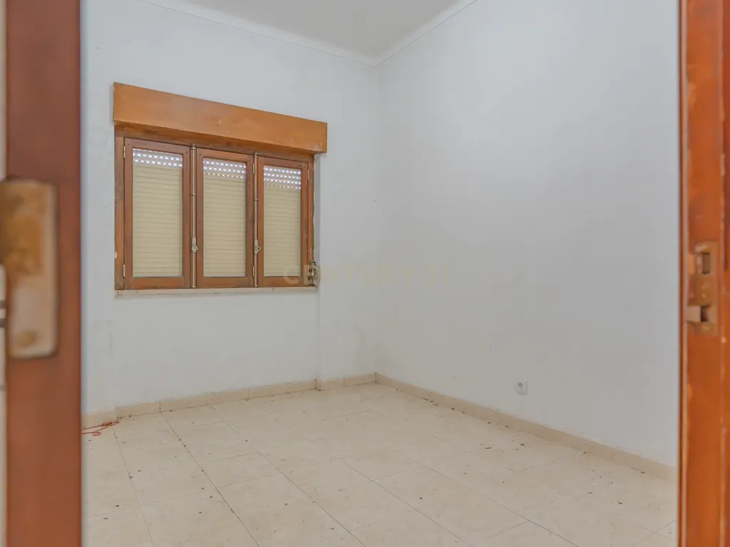 Moradia Isolada com Terreno de 1041 m² – Um Mundo de Possibilidades! - Image 9