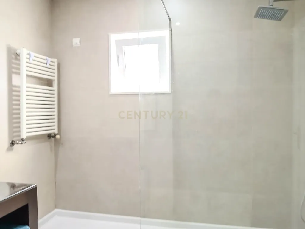 Luxuosa Moradia T3 em Gondomar com Vista Panorâmica e Piscina - Image 28