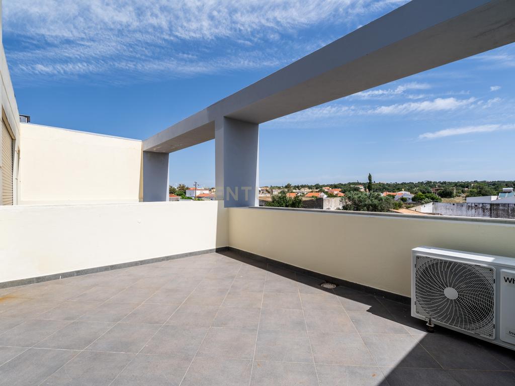 Moradia T2+1 geminada | Piscina - Garagem | Localização: Ferreiras, Centro - Image 29