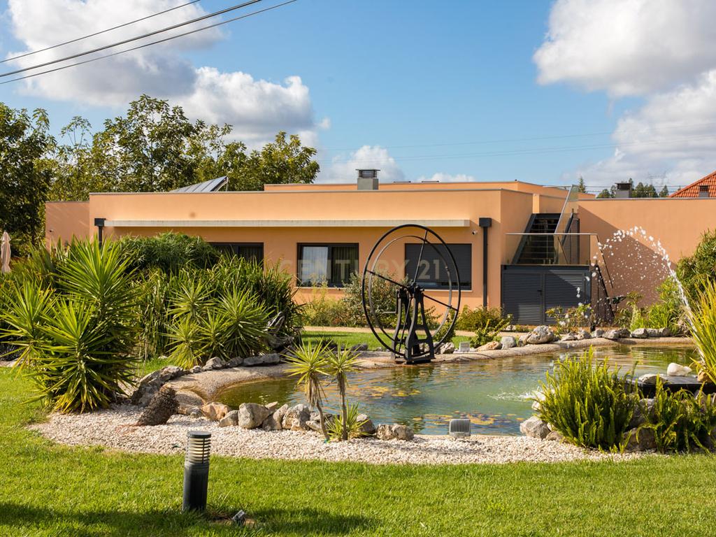 Propriedade T8 com Jardins, Lago e Potencial Alojamento - Localização Premium - Image 46