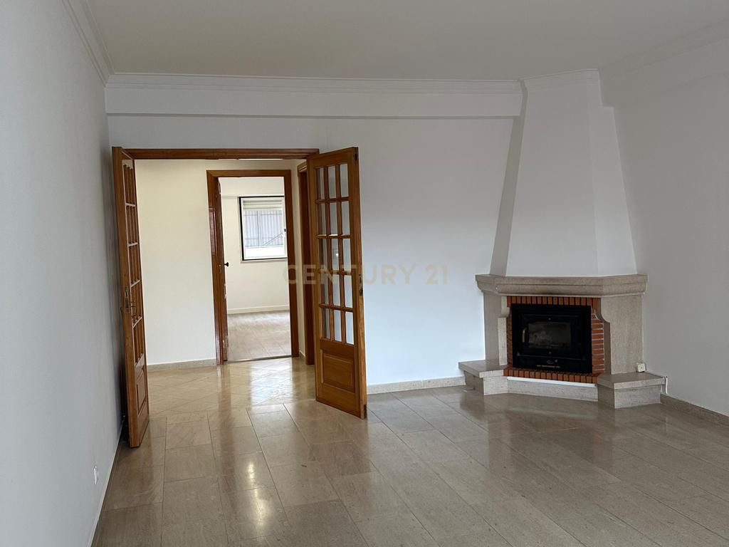 Apartamento T3 com terraço e garagem fechada para Arrendamento – Encosta do Sol - Image 2