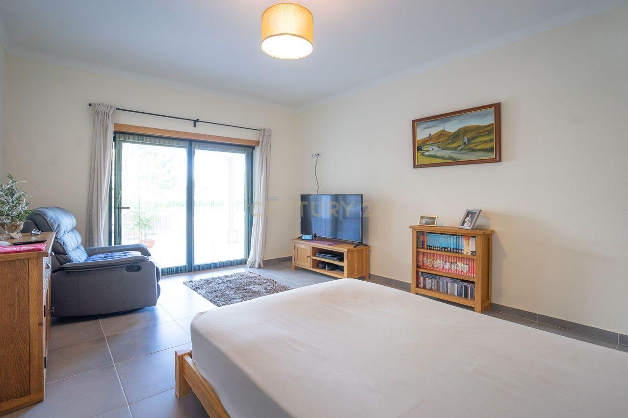 Moradia T4 de qualidade em estado novo com varanda coberta, piscina, terraço, jardim,canil,garagem dupla e vistas boas numa localização sossegada - Image 42