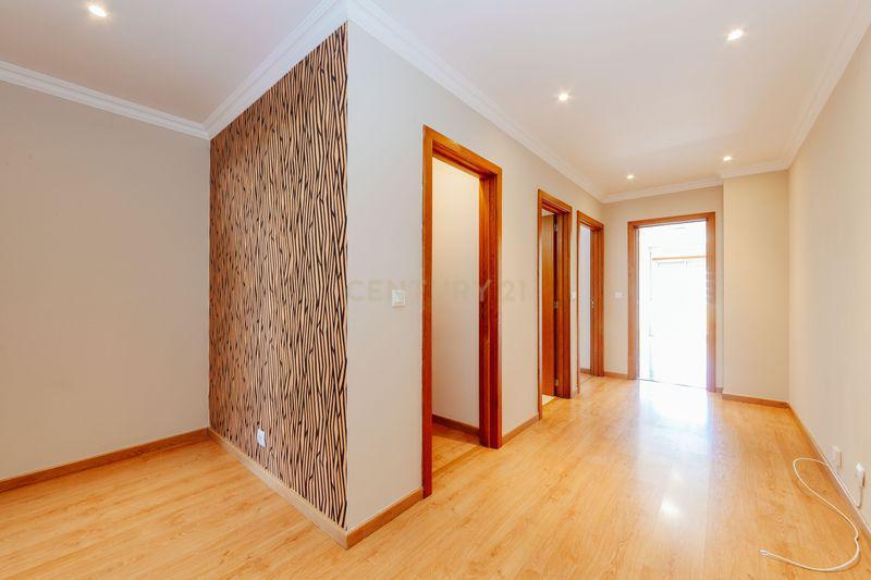 Apartamento T2 em Odivelas com Box e Varanda - Image 2