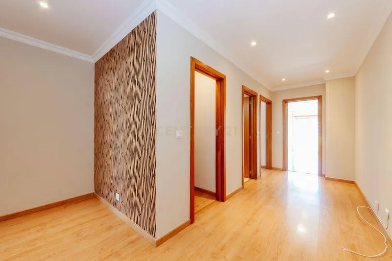 Apartamento T2 em Odivelas com Box e Varanda - Image 2