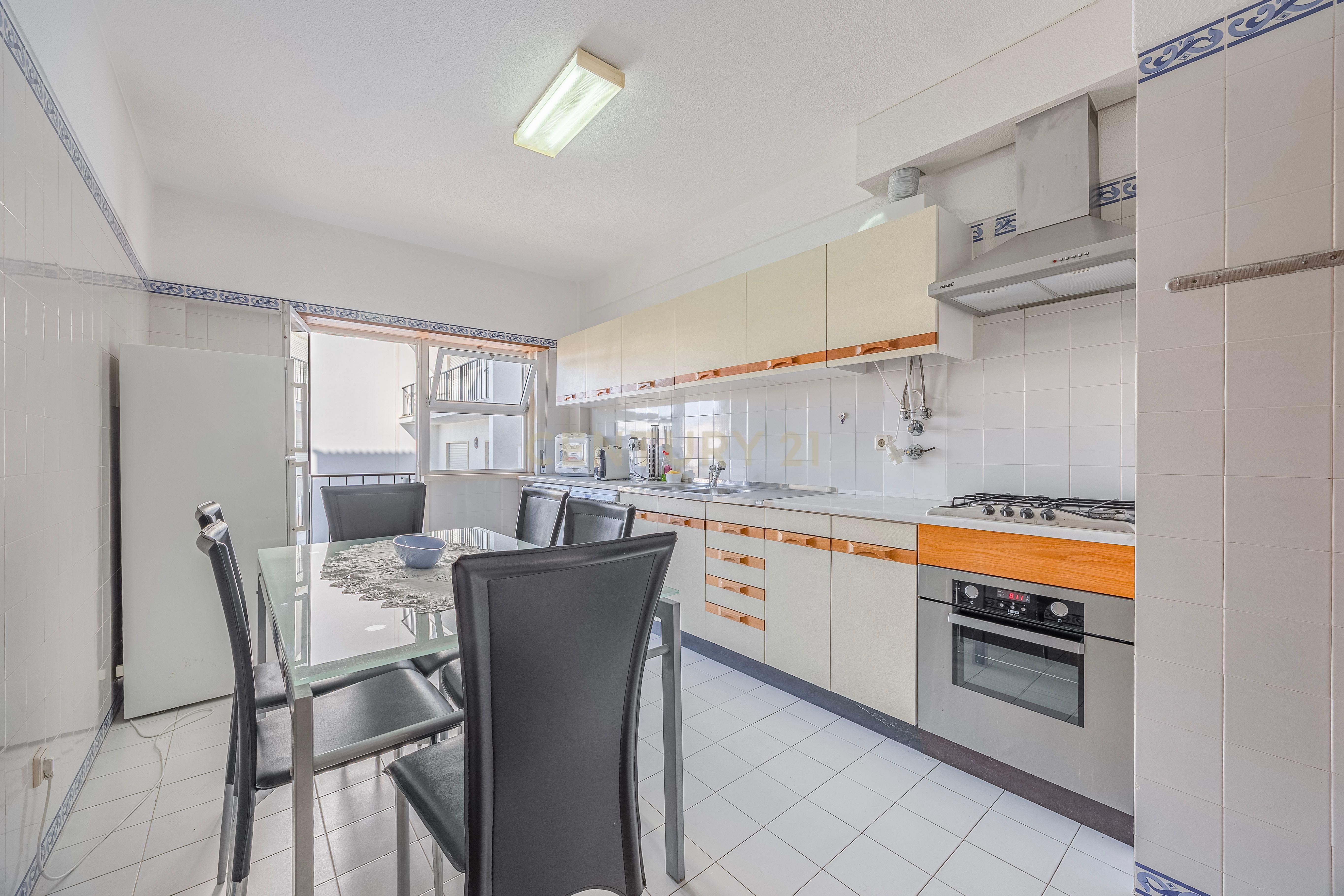 Fotografia 8 de Apartamento T2 Excelente com Duas Varandas e  Exposição Solar privilegiada