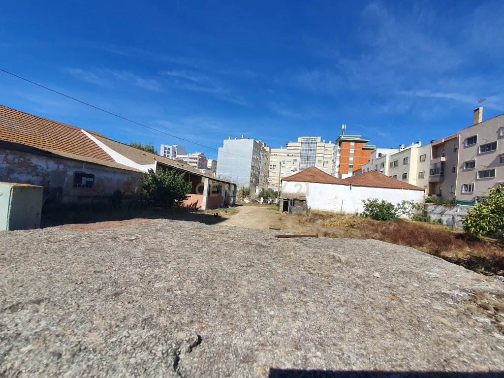 Armazém no centro do Barreiro com 3.296 m2 para construção de três prédios - Image 3