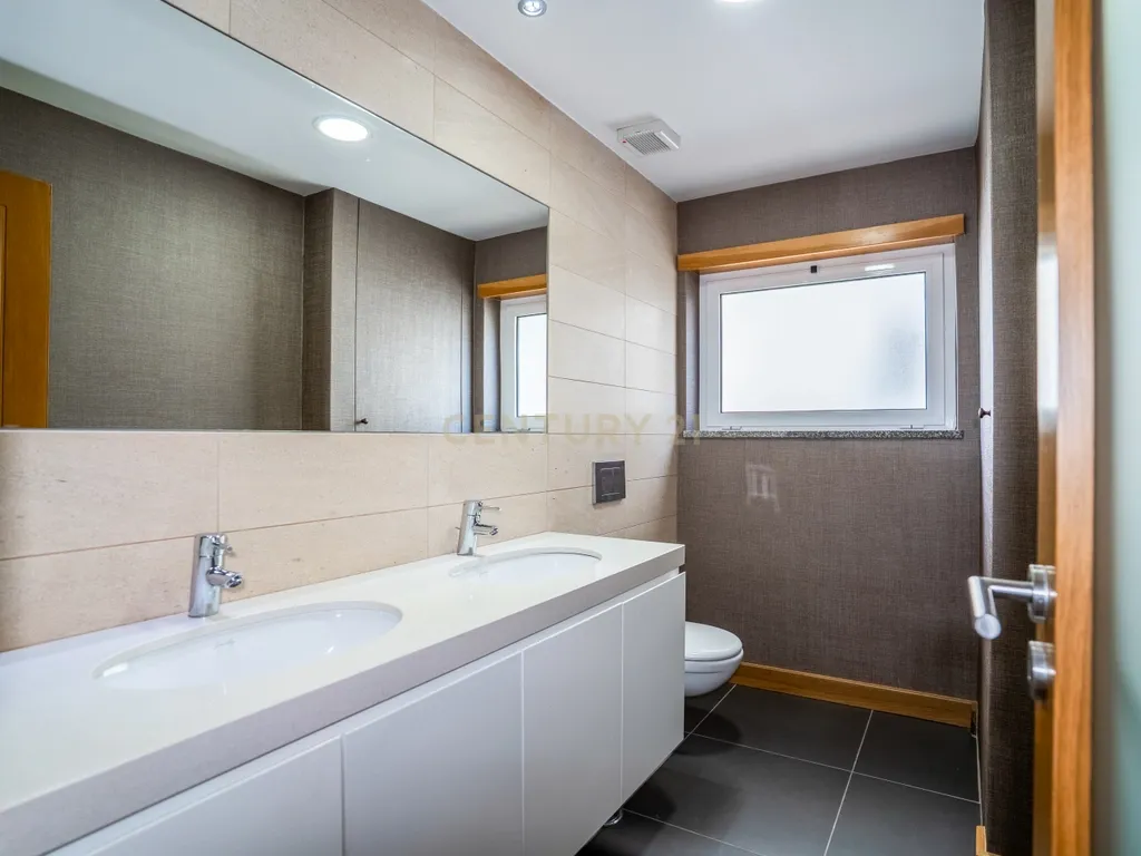 Apartamento T4 Premium com Terraço na Avenida da Independência - Image 55