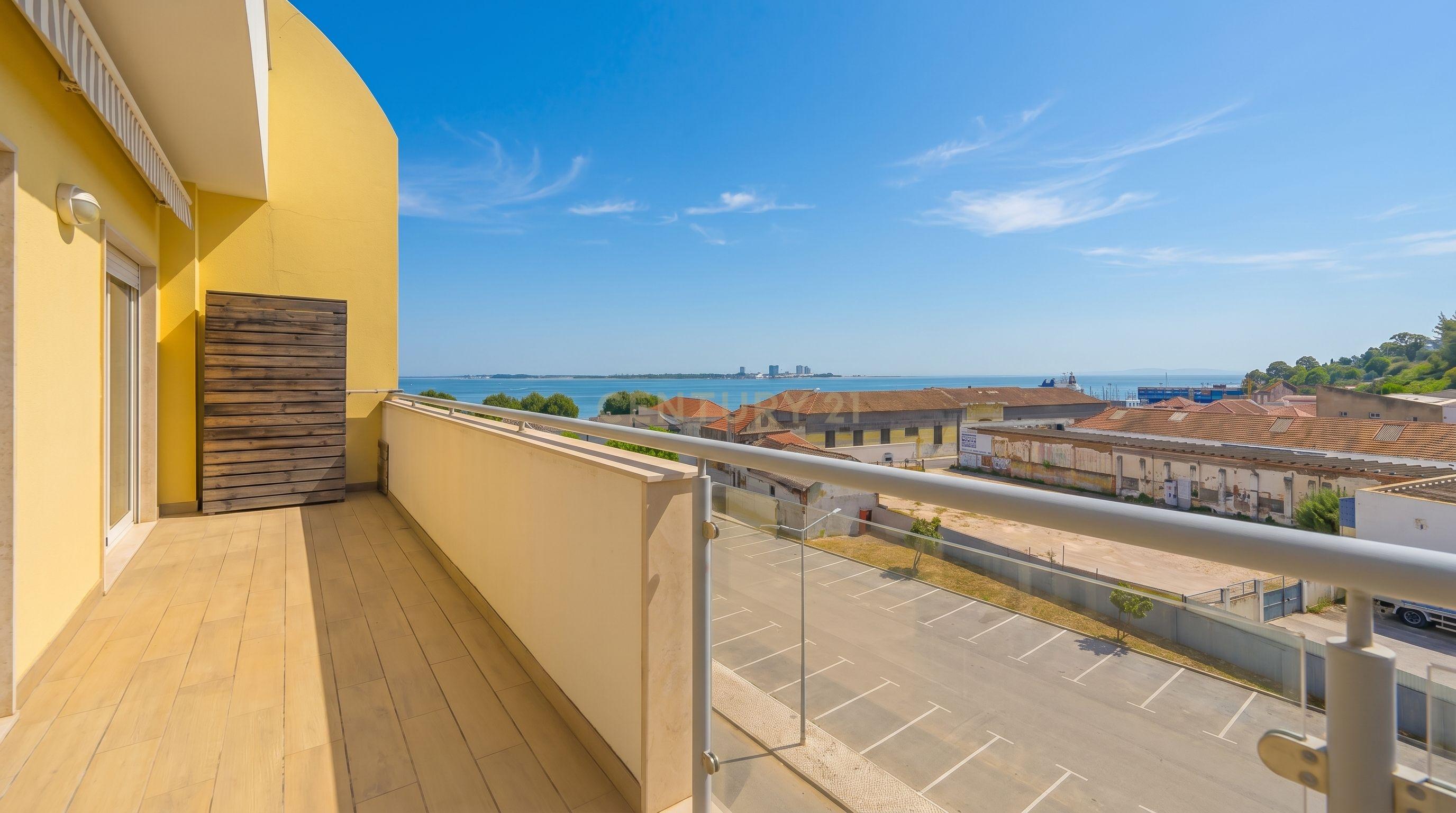 Fotografia 3 de Apartamento T3 com Vista Rio, Varanda e Lugar de Parqueamento, na Saboaria, em Setúbal