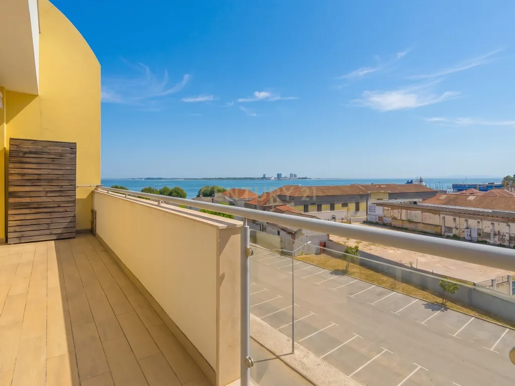 Apartamento T3 com Vista Rio, Varanda e Lugar de Parqueamento, na Saboaria, em Setúbal - Image 3
