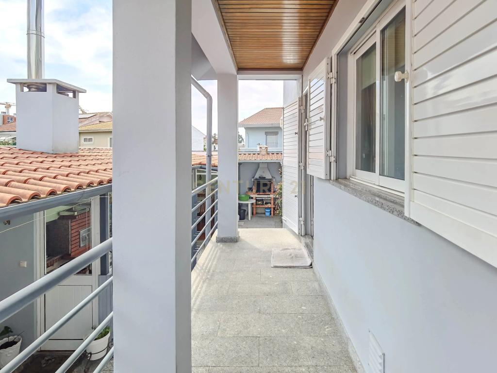 Moradia T4 de 4 Frentes com Jardim, Cozinha Regional e Garagem – Custoias, Matosinhos - Image 47