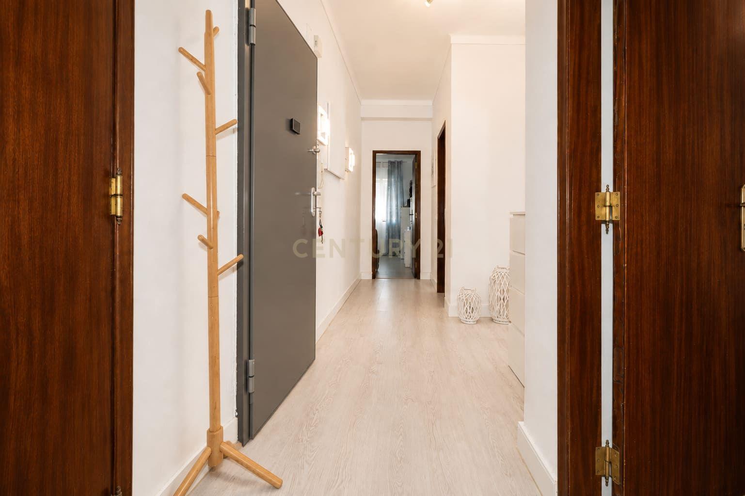 Fotografia 11 de Apartamento T2 semi-renovado com 2 marquises e muita luminosidade no Bairro Afonso Costa | Praceta Dom Paio Peres Correia, Setúbal