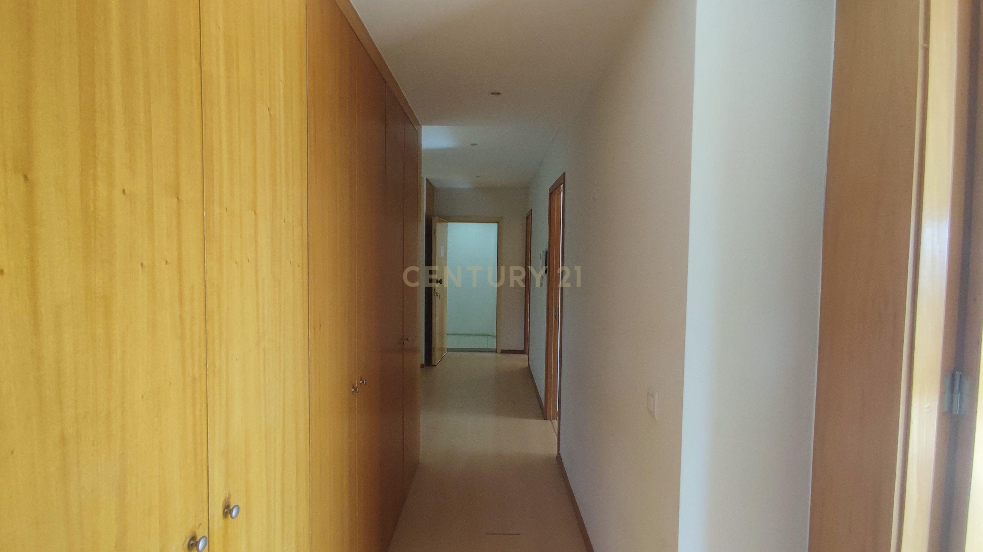 Apartamento T3 no Último Piso com Garagem – Moreira da Maia, Porto - Image 4
