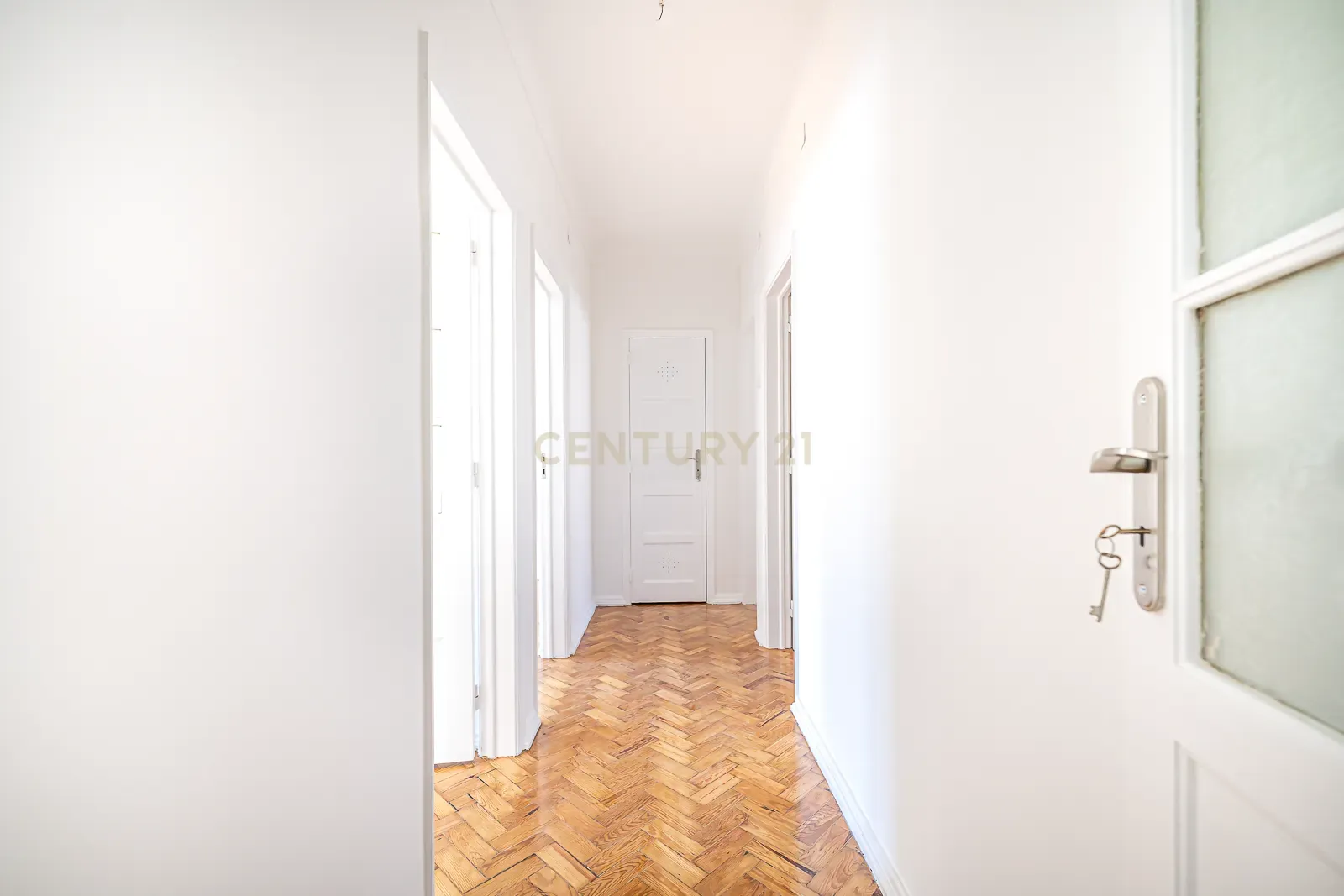 APARTAMENTO T4 TRANFORMADO EM T3 ARROIOS - ARRENDAMENTO - Image 4