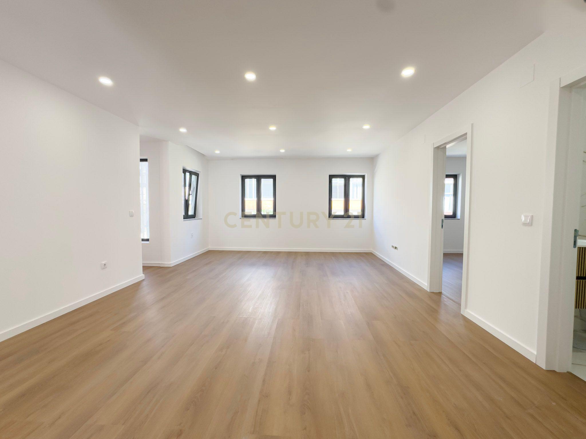 Fotografia 3 de Apartamento Duplex T5 Novo com Terraço na Cova da Piedade