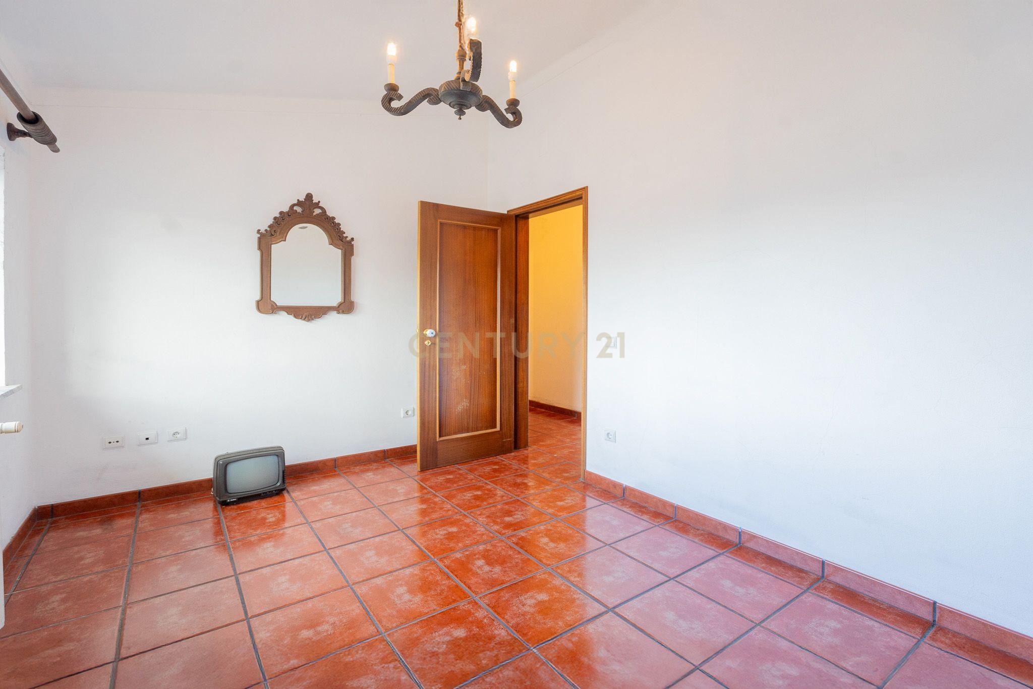 Moradia T5 com varanda coberta,terraço,piscina,jardim,poço,anexo e telheiro numa localização privilegada no centro de Lousã - Image 74