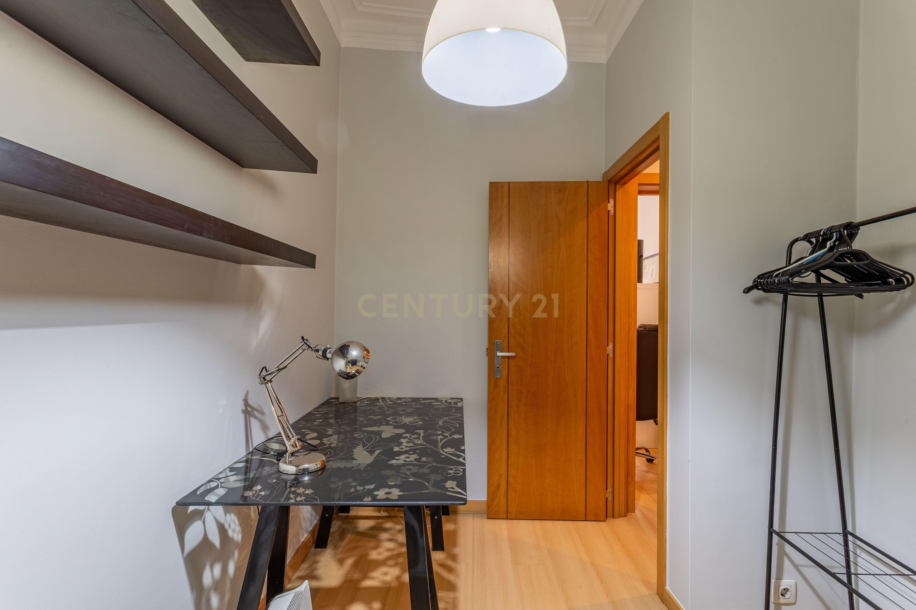 Apartamento T3 inserido num prédio de traça tradicional, no coração de Lisboa, a 5 min da Basílica da Estrela - Image 12