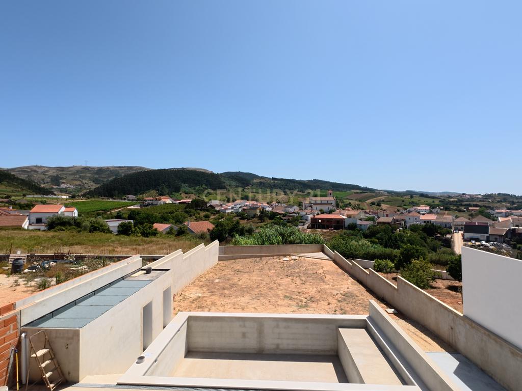 MORADIA T3 NOVA COM PISCINA E VISTA SERRA EM LOTE 795 M2 | Vilar, Cadaval - Image 34
