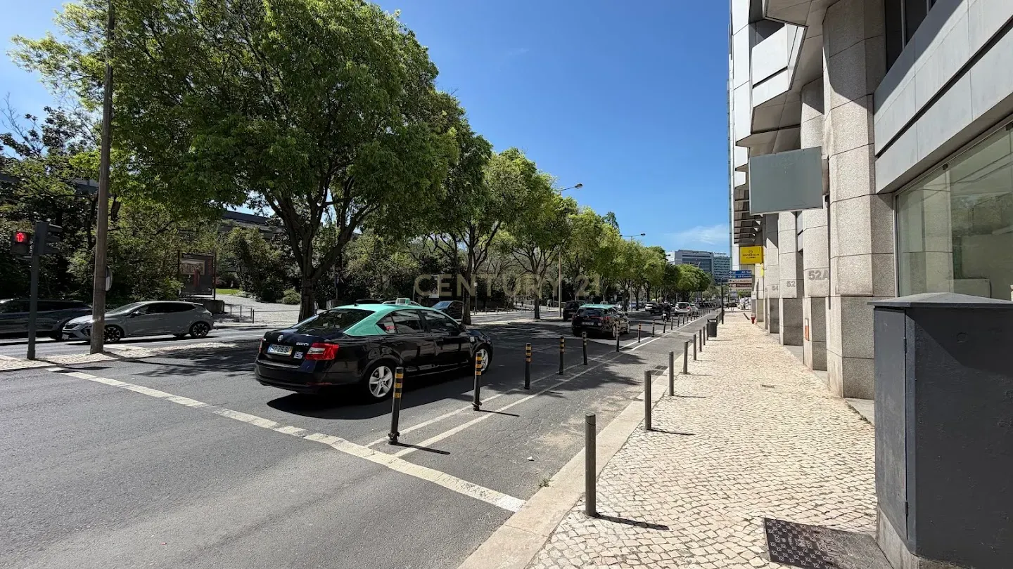 Fotografia 8 de VENDA DE IMÓVEL + NEGÓCIO – AVENIDAS NOVAS, LISBOA