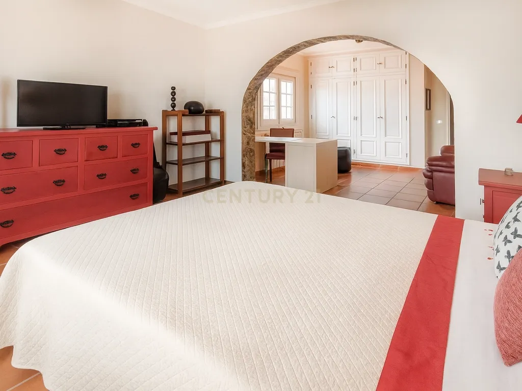 Oportunidade Única! Elegante Moradia + Apartamento T2 + Espaço + Funcionalidade = Qualidade de Vida. - Image 24