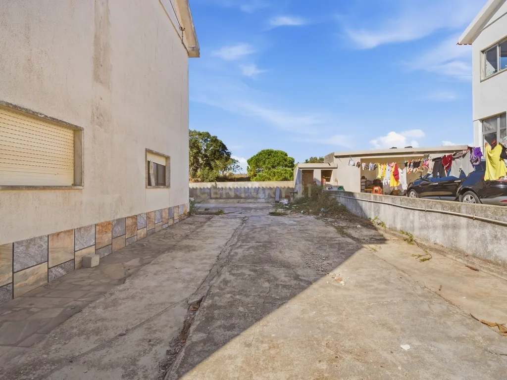 Moradia T7 de dois pisos com garagem, jardim e anexos | Terreno 894 m² na Paz em Mafra - Image 46