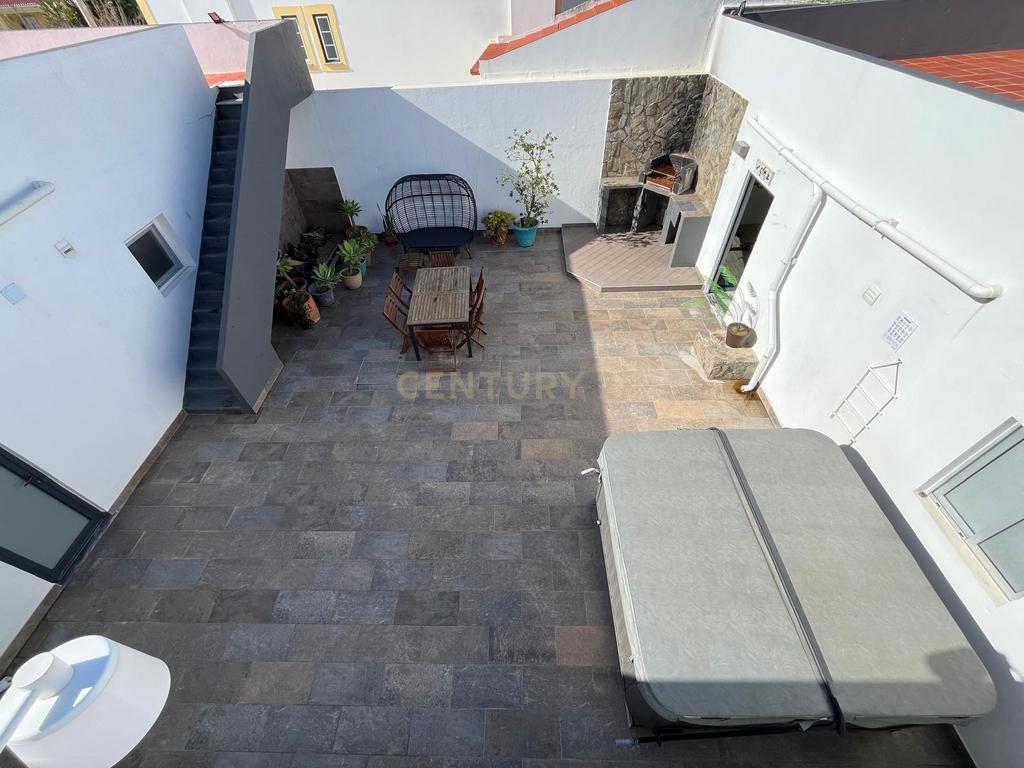 Moradia com quatro apartamentos independentes, três T2 e um T3 em Atouguia da Baleia. Ideal para famílias ou grupos, preparada para turismo ou para arrendamento de longa duração. - Image 62
