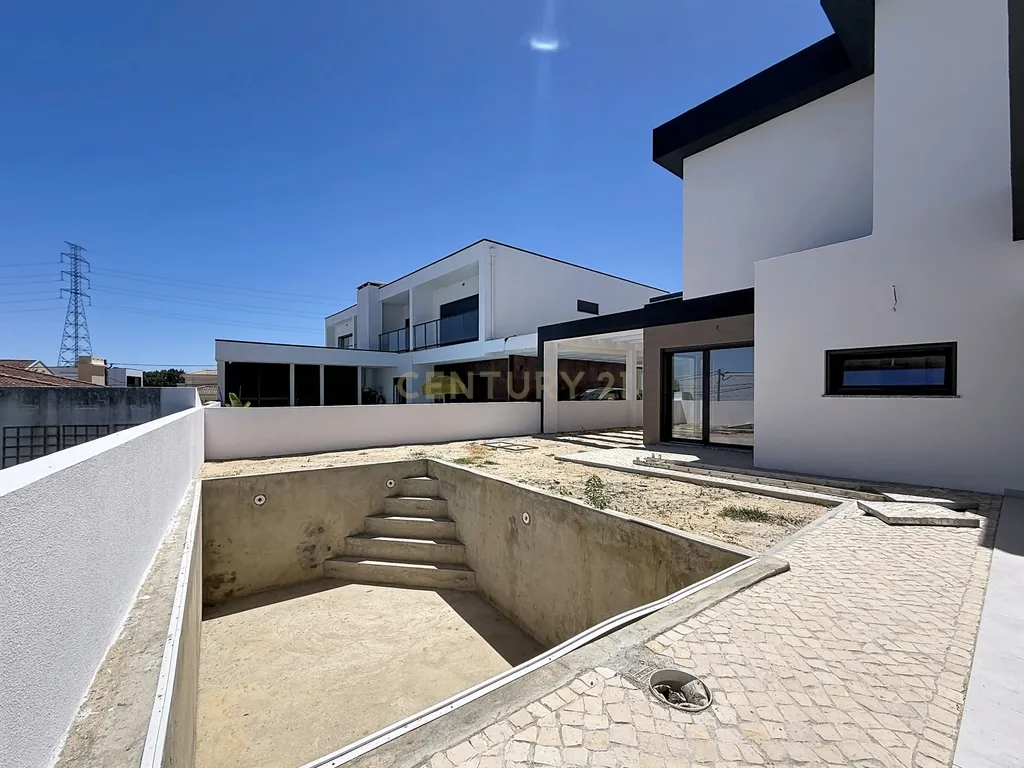 Moradia Geminada T4 no Casal do Marco Com Piscina - Image 7