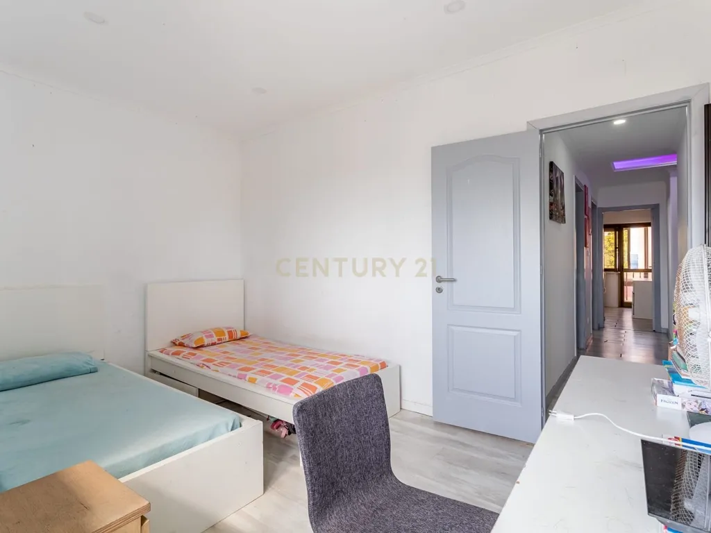 Apartamento T3 na Ramada com 92 m² e vista incrível para Lisboa - Image 8