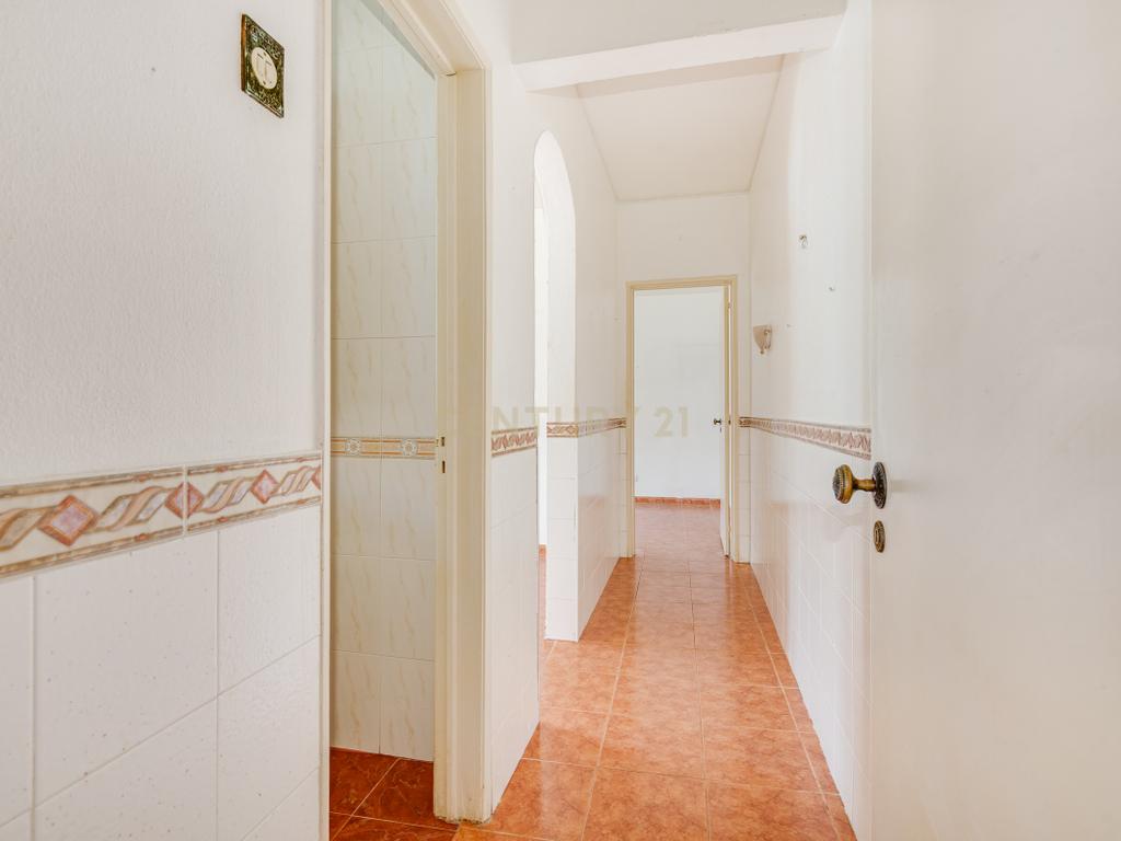 T2 Luminoso na Vila da Apelação – Espaço, Conforto e Potencial - Image 13