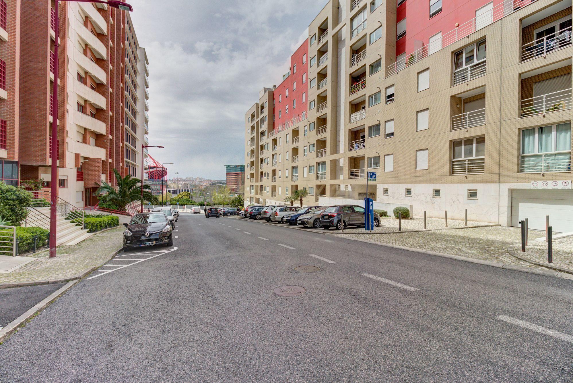 Apartamento T4, com 188m2, cozinha equipada e 2 lugares de garagem - Image 30