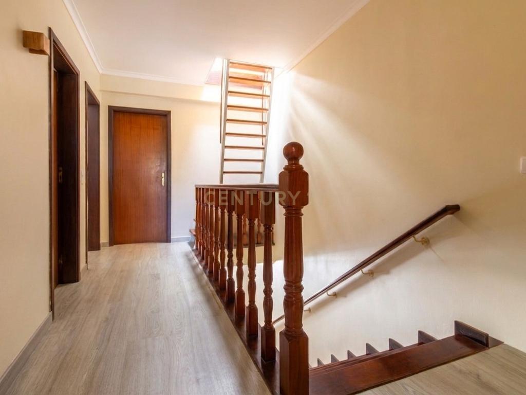 Moradia em Banda T3 com Sótão Aproveitado e Espaço Exterior – Casal Bolinhos, Azeitão - Image 17
