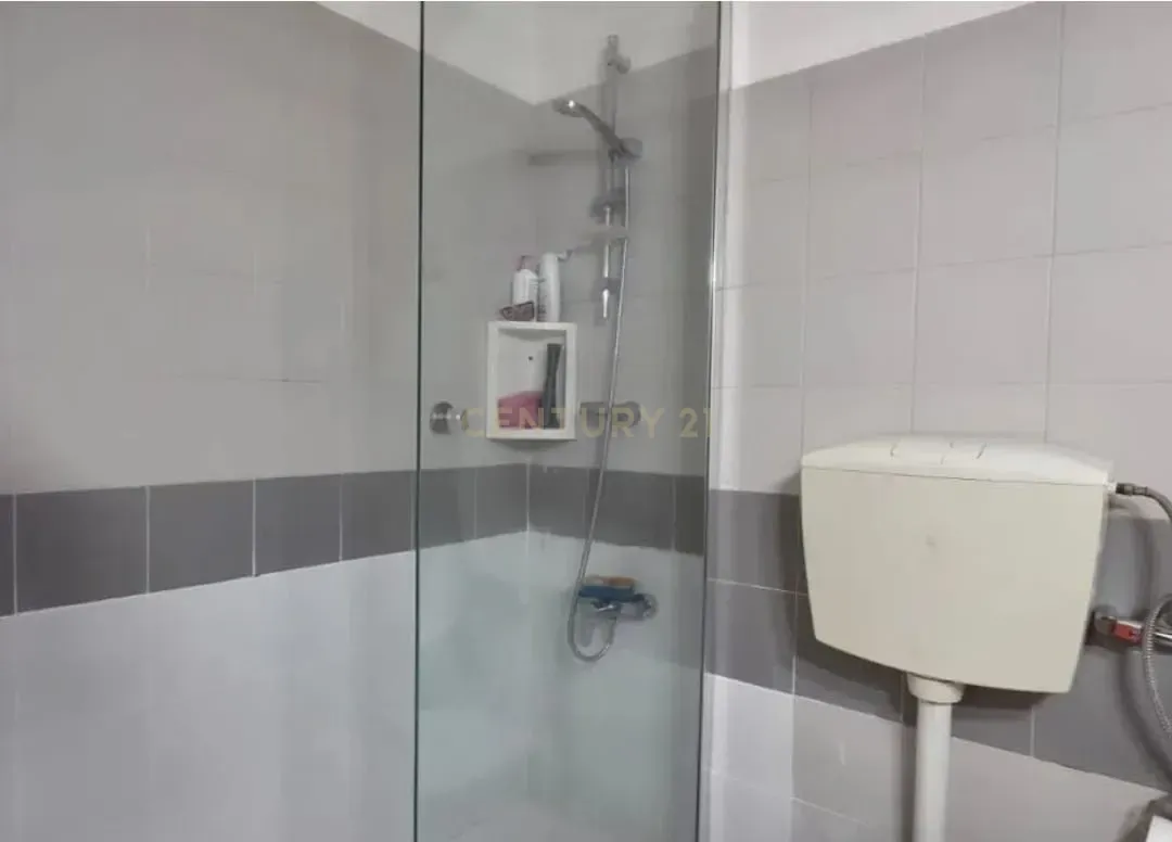 Fotografia 7 de Apartamento T2  no Pragal / Monte Caparica com 2 elevadores e ótimo acesso de entrada  ( mobilidade reduzida ) próximo da fertagus no Pragal e Praias