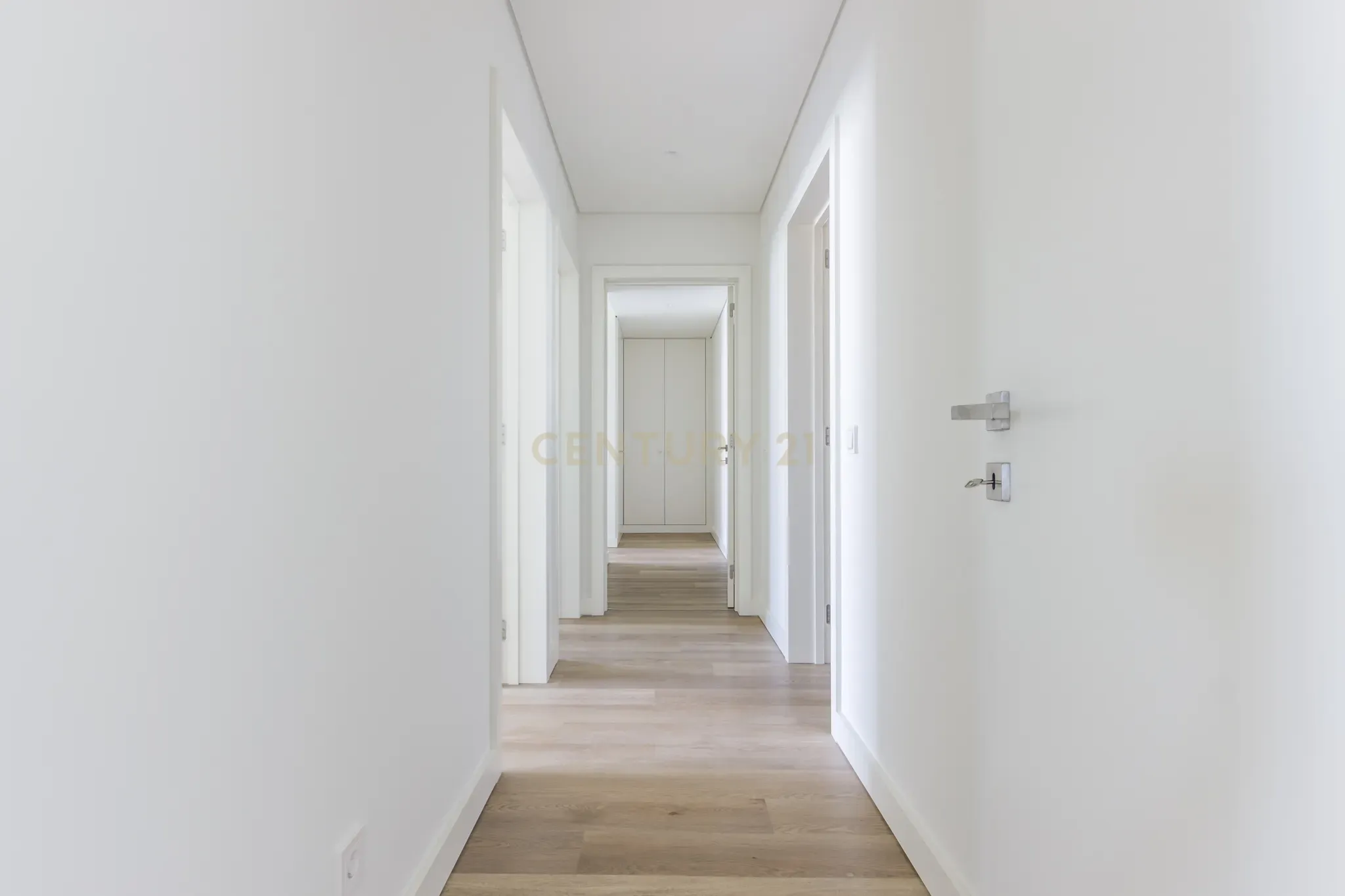 Luxo, Vista e Exclusividade num Só Lugar - T3 Miraflores - Image 27