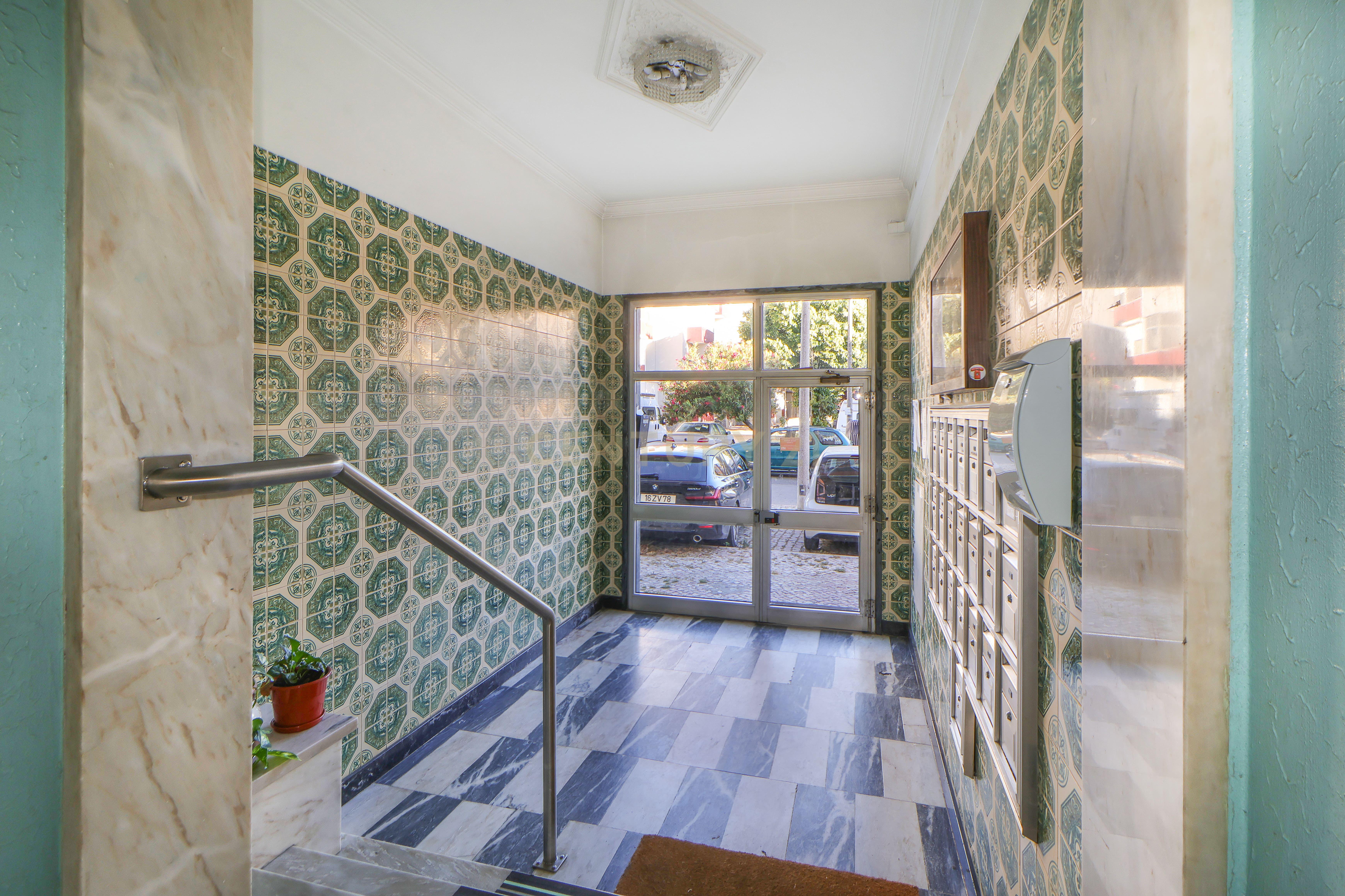 Fotografia 3 de Apartamento T2 em zona central inserido em prédio com 2 elevadores | Praceta da Meia Laranja, Setúbal