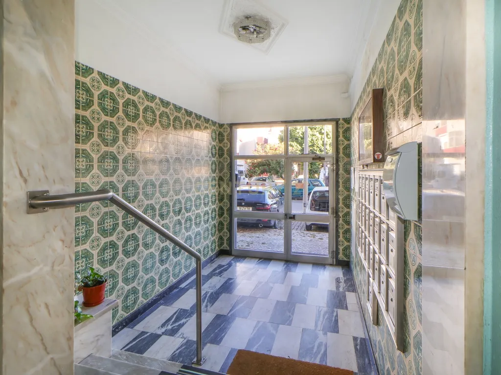 Apartamento T2 em zona central inserido em prédio com 2 elevadores | Praceta da Meia Laranja, Setúbal - Image 3