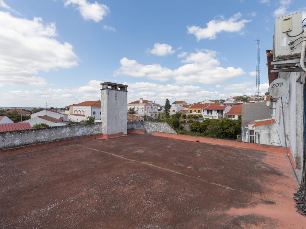Moradia T6 com Jardim e Vista Panorâmica em Avis - Image 19