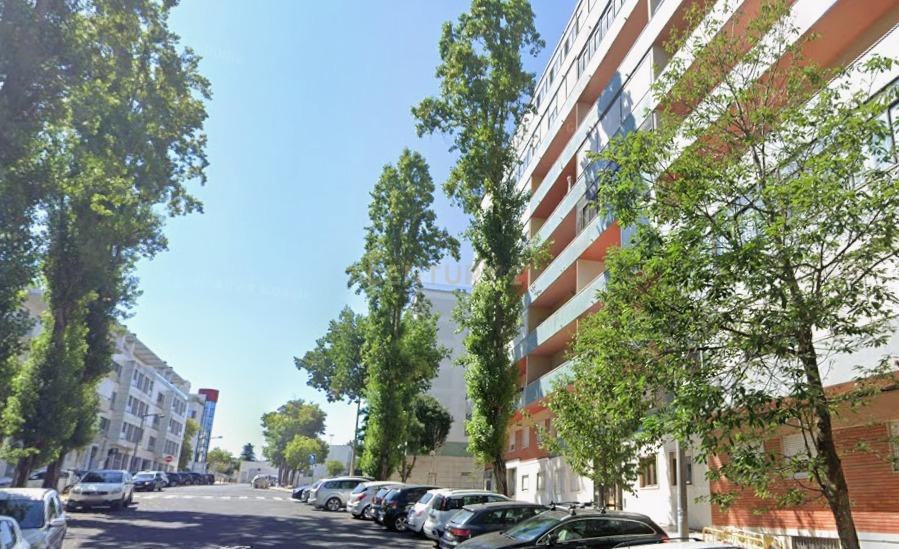 Apartamento T3 em Benfica, Lisboa com Varandas e Vista Cidade - Image 5