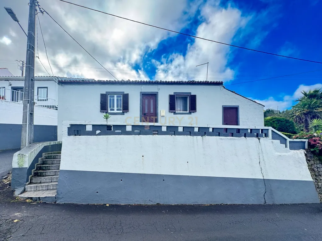 Moradia com vista mar no Nordeste – Rua do Cinzeiro, Pedreira - Image 1