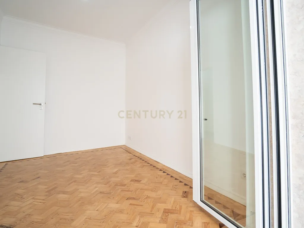 Apartamento Remodelado em Moscavide, Loures - 2 Quartos com Terraço - Image 6